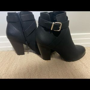 Black call it spring booties